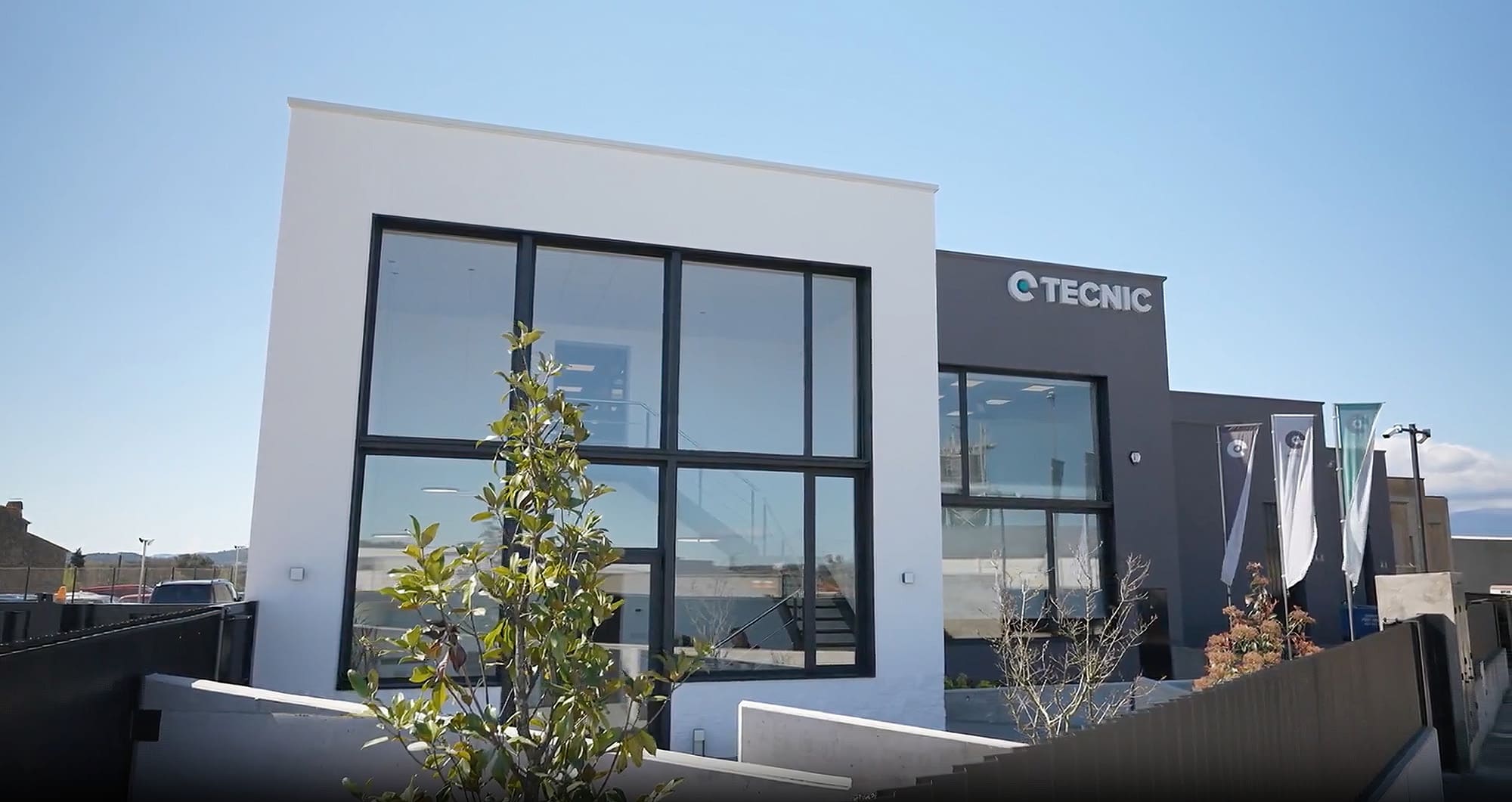 Imagen de la fachada de TECNIC que utilizamos en la sección de contacto.