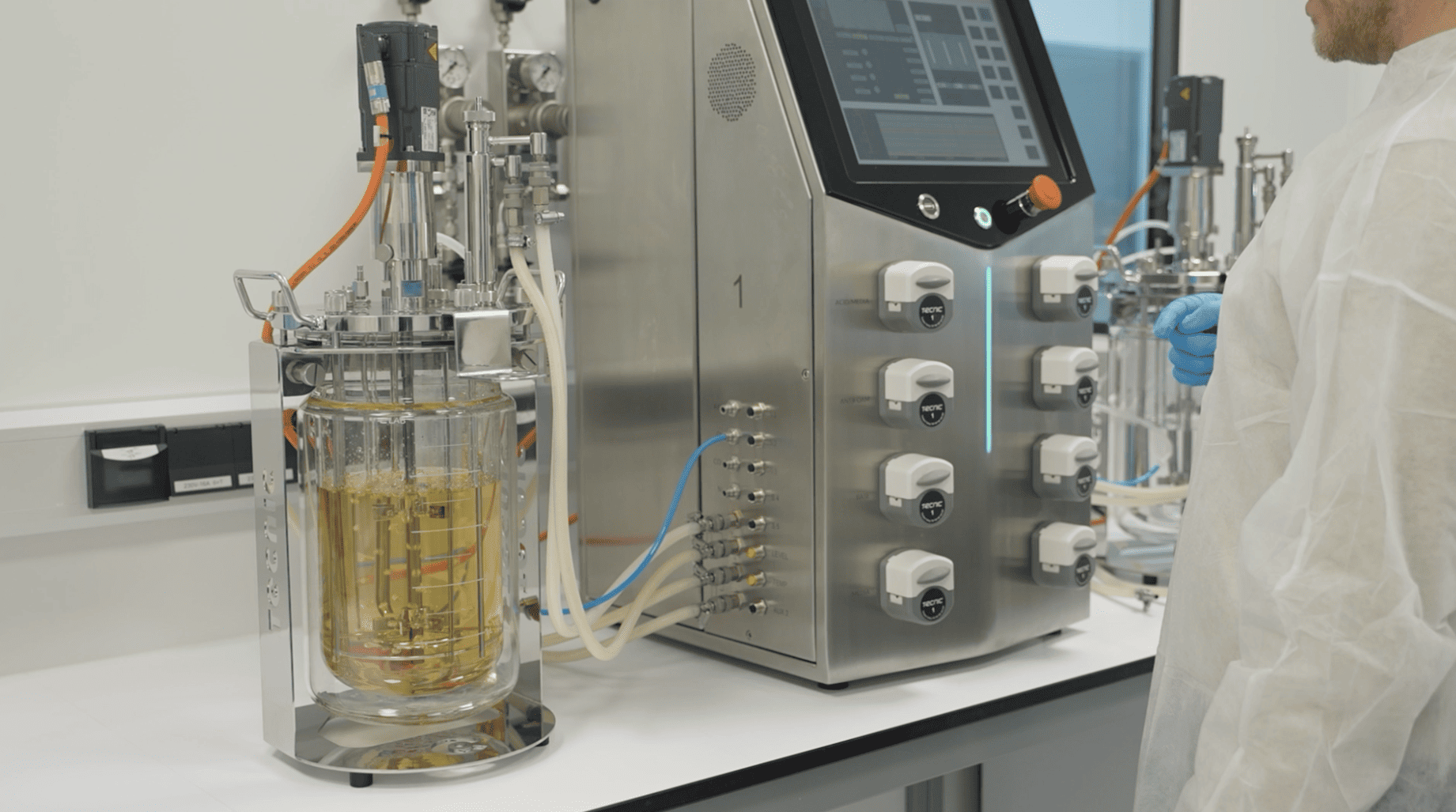 TECNIC elab advanced laboratory-scale bioreactor with its control unit and culture vessel.